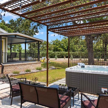Blumenhaus Sleeps 6 Full Kitchen Plus Hot Tub Fredericksburg Ngoại thất bức ảnh
