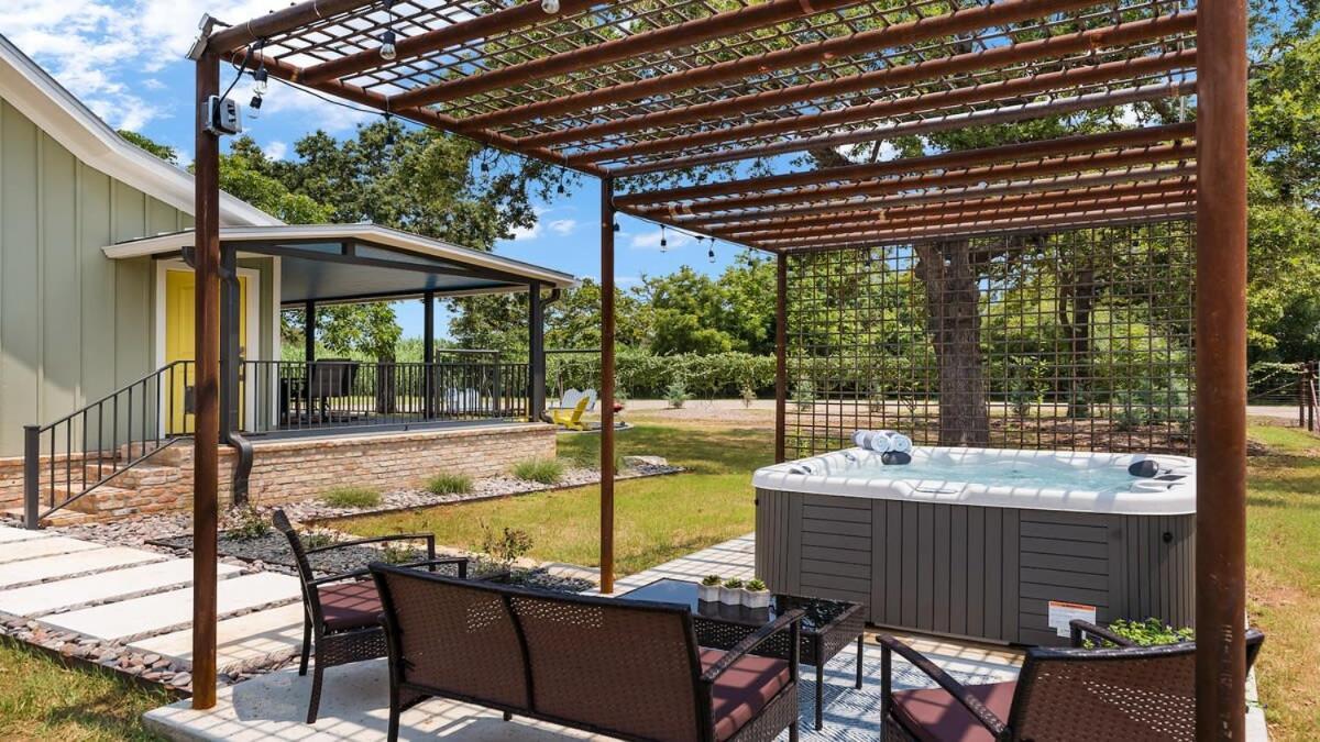 Blumenhaus Sleeps 6 Full Kitchen Plus Hot Tub Fredericksburg Ngoại thất bức ảnh