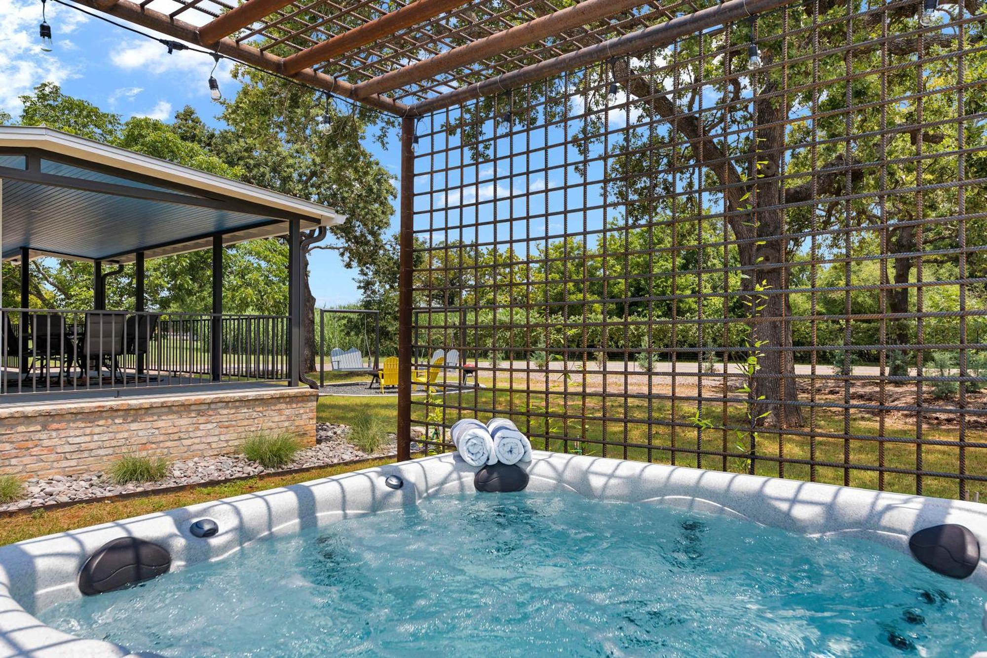 Blumenhaus Sleeps 6 Full Kitchen Plus Hot Tub Fredericksburg Ngoại thất bức ảnh