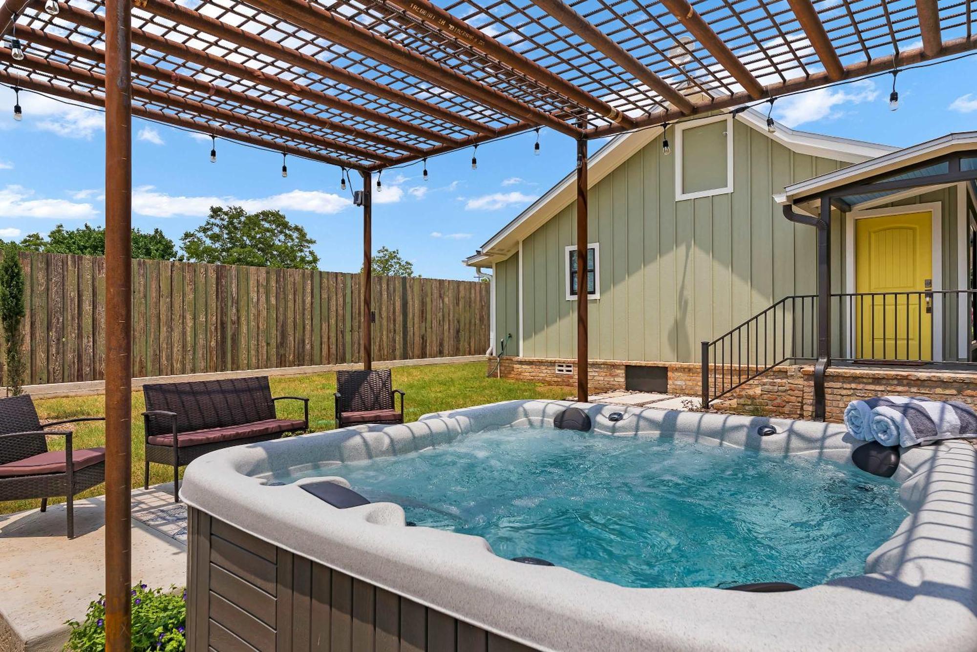 Blumenhaus Sleeps 6 Full Kitchen Plus Hot Tub Fredericksburg Ngoại thất bức ảnh